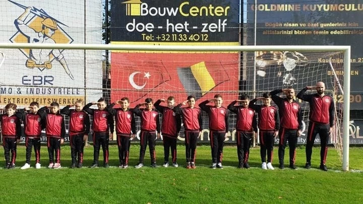 Εικόνα ντροπής! 10χρονα από την Τουρκία κάνουν στρατιωτικό χαιρετισμό – Βίντεο